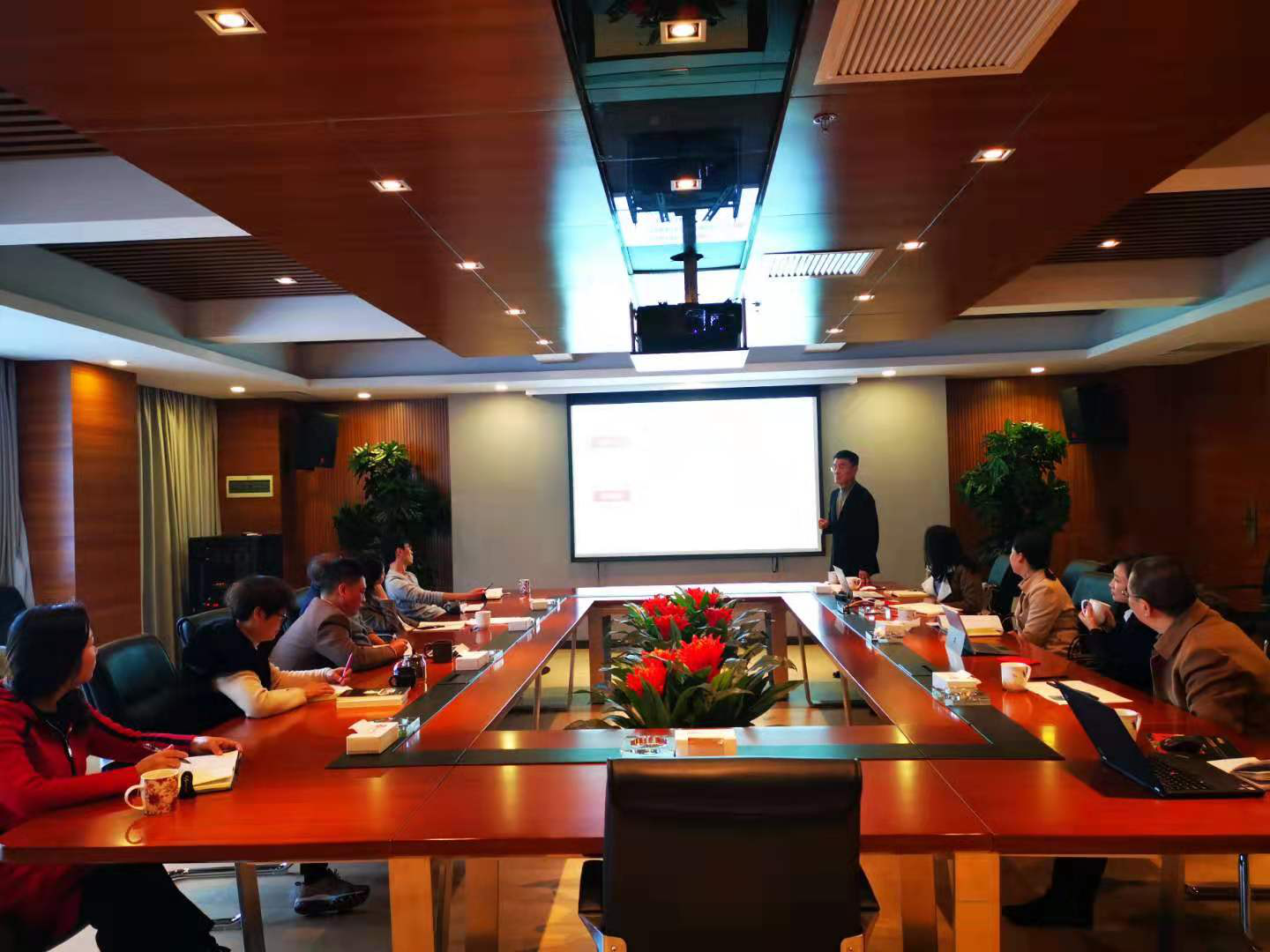 &#20247;&#24425;&#23448;&#32593;&#45;&#40;&#20013;&#22269;&#41;&#32929;&#20221;&#26377;&#38480;&#20844;&#21496;